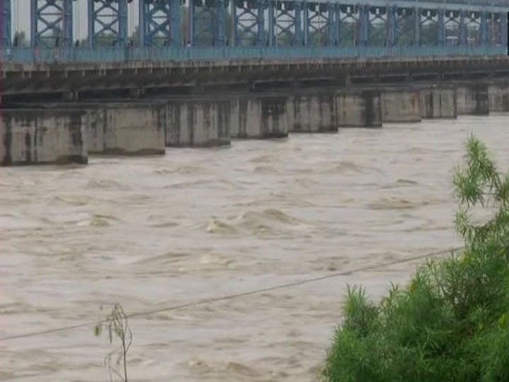 17 districts of Uttar Pradesh affected by floods उत्तर प्रदेश के 17 जिलों के 666 गांव बाढ़ से प्रभावित, जानें- क्या कर रहा है प्रशासन