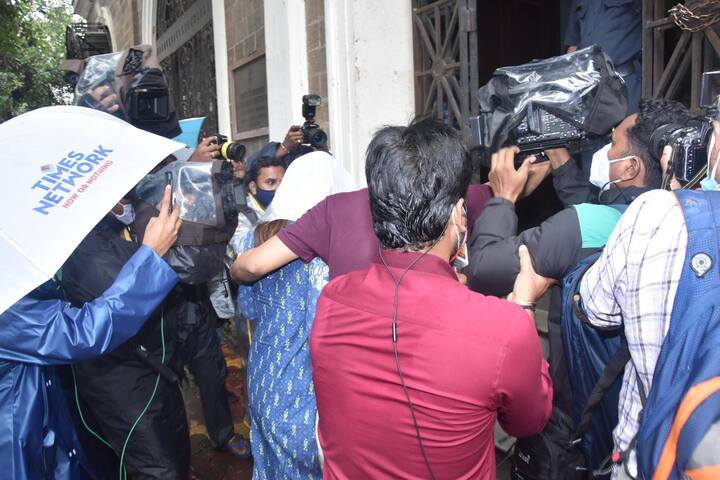 बता दें कि सुशांत सिंह राजपूत के पिता केके सिंह ने पटना पुलिस को एफआईआर दर्ज करवाई थी. जिसमें उन्होंने रिया चक्रवर्ती को मुख्य आरोपी बनाया था.