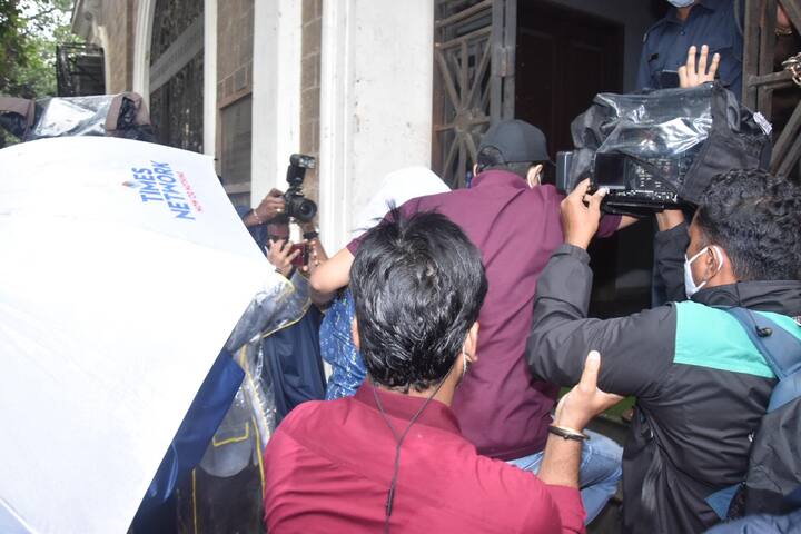 उल्लेखनीय है अभिनेता सुशांत सिंह राजपूत मौत के मामले में सीबीआई ने अभिनेत्री रिया चक्रवर्ती समेत छह अन्य लोगों के खिलाफ एफआईआर दर्ज की है. एफआईआर में रिया के अलावा इंद्रजीत चक्रवर्ती, संध्या चक्रवर्ती, शोविक चक्रवर्ती, शमूएल मिरांडा, श्रुति मोदी और अन्य का नाम है.