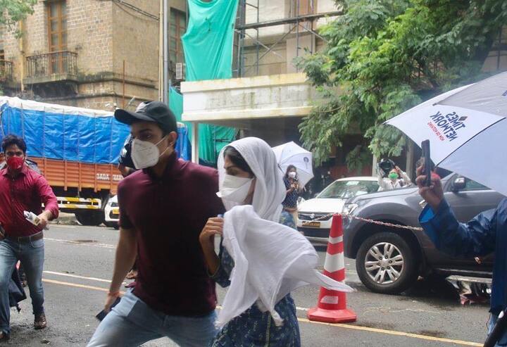 रिया चक्रवर्ती ईडी की पूछताछ से काफी दिनों से बच रही थी. उनके वकील ने हवाला दिया था कि जबतक इस मामले में सुनवाई नहीं हो जाती, तबतक रिया से पूछताछ नहीं की जाए. लेकिन ईडी ने उनकी अपील को खारिज कर दिया.