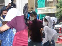 Pictures: सुशांत सिंह राजपूत केस में ED के सावलों का जबाव देने पहुंची रिया चक्रवर्ती, सामने आईं ये तस्वीरें