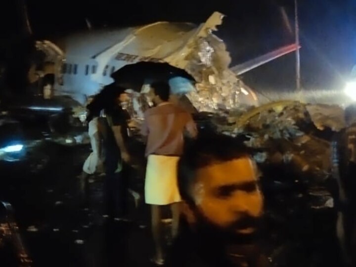 Kerala An Air India Express plane skidded during landing at Karipur Airport बड़ी खबर: केरल के कोझिकोड एयरपोर्ट पर Air India का विमान लैंड करते वक्त फिसला, पायलट और को-पायलट की मौत