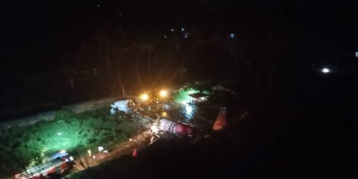 इस वक्त एक बड़ा विमान हादसा हो गया है. दुबई से कालीकट आ रहा एयर इंडिया का विमान दुर्घटनाग्रस्त हो गया है. इस विमान में 191 लोग सवार थे. जानकारी के मुताबिक, लैंडिंग के वक्त प्लेन रनवे से बाहर चला गया.