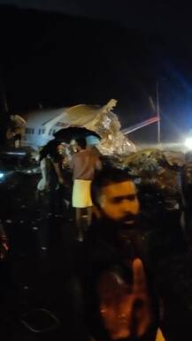 PHOTOS:  दुबई से कालीकट आ रहा एयर इंडिया का विमान रनवे से फिसला, दो हिस्सों में टूट गया प्लेन