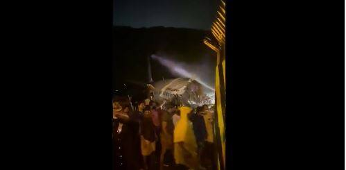 इस हादसे में प्लेन के पायलट की मौत हो गई है, कई अन्य यात्री भी गंभीर रूप से घायल हैं. डायरेक्टरेट जनरल ऑफ सिविल एविएशन (डीजीसीए) ने इस मामले में विस्तृत जांच के आदेश दिए हैं.