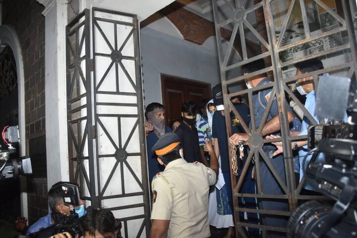 उन्होंने बताया कि राजपूत के दोस्त और उनके साथ रहने वाले सिद्धार्थ पिठानी को भी धन शोधन मामले में प्रवर्तन निदेशालय ने शनिवार को पेश होने के लिए तलब किया है. इन्हें भी अभिनेता के पिता द्वारा बिहार पुलिस में दर्ज कराई गई शिकायत के संबंध में तलब किया गया है. (Photo Credit: Manav Manglani)