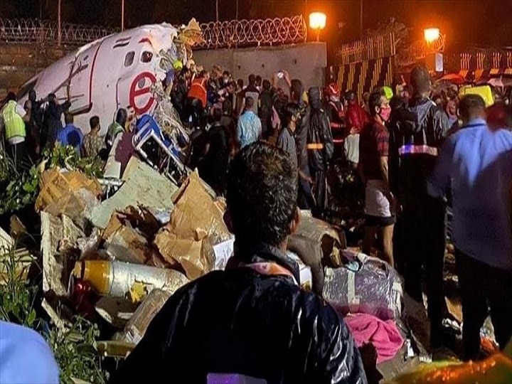 Plane crashes into runway in Kozhikode, 17 killed केरल एयर इंडिया विमान हादसा: कोझिकोड में रनवे पर फिसलकर खाई में गिरा विमान, 17 की मौत