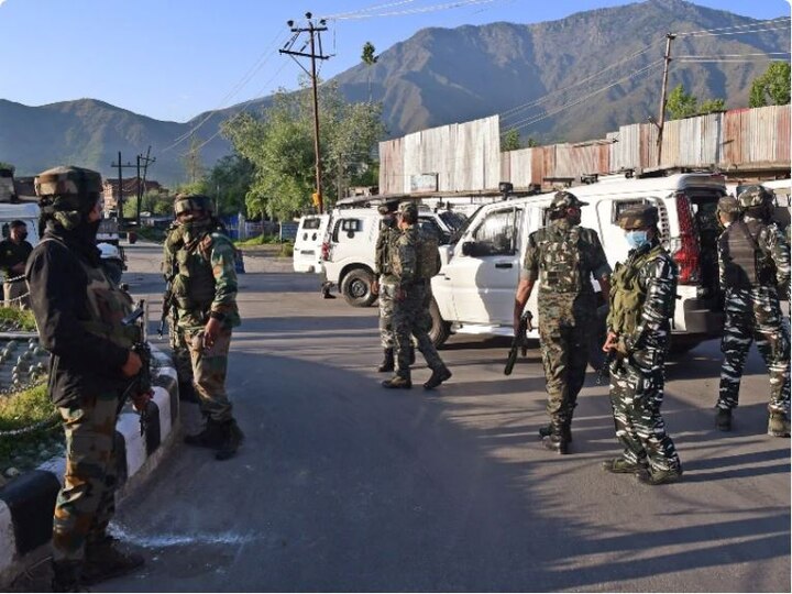 Terrorists attack a CRPF party deployed at South Kashmir mini secretariat जम्मू-कश्मीर के शोपियां में मिनी सचिवालय पर आतंकी हमला, सुरक्षाबलों ने इलाके को घेरा