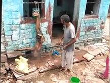 आगराः बेरहम पिता ने नाबालिग बच्चे की उल्टा लटकाकर की पिटाई, वीडियो वायरल