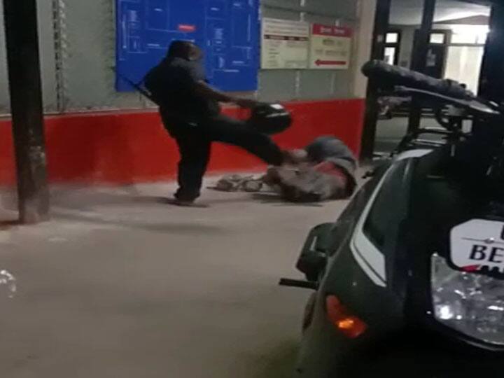 Prayagraj covid Hospital guard Caught on Camera Beating Elderly Woman Arrested ANN प्रयागराज: कोविड हॉस्पिटल में बुजुर्ग महिला की बेरहमी से पिटाई, आरोपी गार्ड को पुलिस ने किया गिरफ्तार