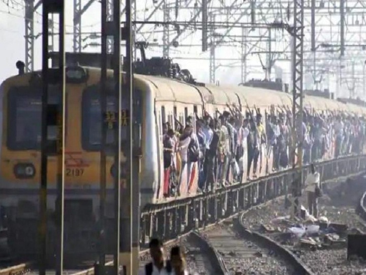 Mumbai: 610 additional local trains on track from today amid Corona crisis मुंबई: कोरोना संकट के बीच आज से पटरी पर दौड़ीं 610 अतिरिक्त लोकल ट्रेनें