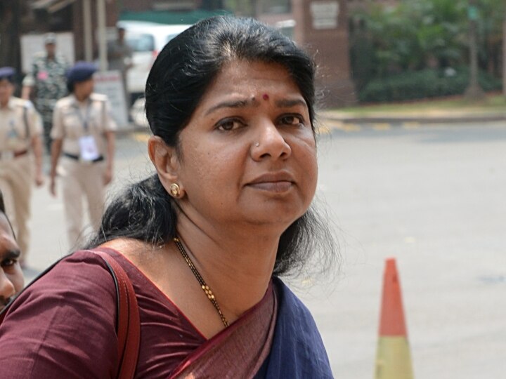 CISF orders probe after Kanimozhi says airport official questioned her nationality Over language issue हिंदी नहीं बोलने पर DMK नेता कनिमोई से CISF अधिकारी ने पूछा- क्या आप भारतीय हैं, दिए गए जांच के आदेश
