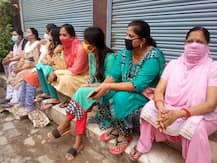 मेरठ: शराब की दुकान के विरोध में महिलाओं का अनूठा प्रदर्शन, किया राम नाम का भजन