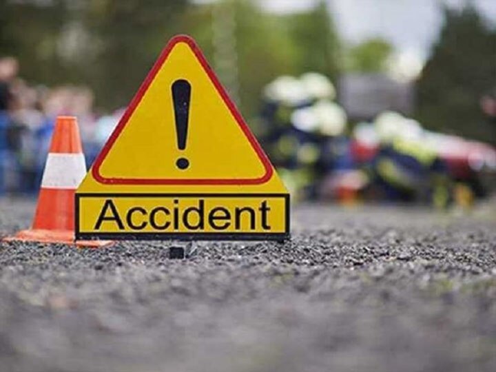 Three people died in road accident in Hapur यूपी: हापुड़ में डिवाइडर से टकराकर मिनी ट्रक से जा भिड़ी कार, तीन लोगों की मौत