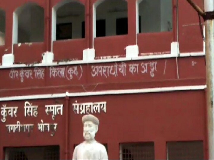 Miscreants tampering with historical heritage, Babu Veer Kunwar Singh's fortress wrote base of criminals ann बदमाशों ने ऐतिहासिक धरोहर के साथ की छेड़छाड़, बाबू वीर कुंवर सिंह के किले पर लिखा 'अपराधियों का अड्डा'