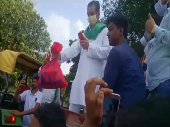 Tej Pratap Yadav native style, riding on tractor and visiting flood affected areas तेज प्रताप यादव का दिखा देशी अंदाज, ट्रैक्टर पर सवार होकर बाढ़ प्रभावित इलाकों का किया दौरा