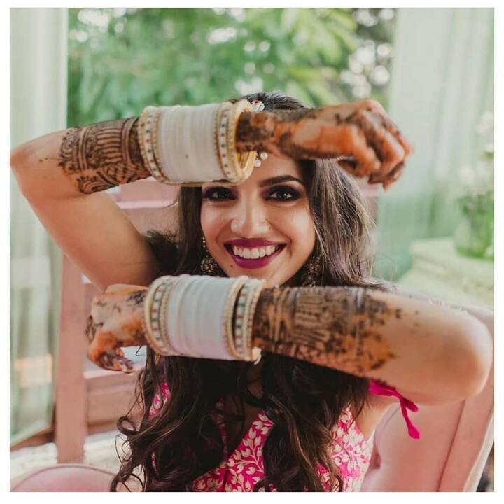 मिहिका ने अपने लहंगे के मैचिंग की साथ की ज्वैलरी भी पहनी हुई थी. इसमें वो बेहद ही खूबसूरत नजर आ रही हैं.