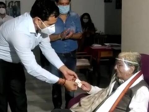 यूपी: नोएडा में स्वतंत्रता सेनानी मोतीलाल को मिला सरकार से सम्मान, पीएम और राष्ट्रपति का जताया आभार यूपी: नोएडा में स्वतंत्रता सेनानी मोतीलाल को मिला सरकार से सम्मान, पीएम और राष्ट्रपति का जताया आभार