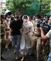 IN PICS: सुशांत सिंह केस में परिवार के साथ ED दफ्तर पहुंची रिया, श्रुति मोदी और सिद्धार्थ पिठानी भी पहुंचे