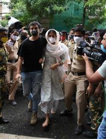 IN PICS: सुशांत सिंह केस में परिवार के साथ ED दफ्तर पहुंची रिया, श्रुति मोदी और सिद्धार्थ पिठानी भी पहुंचे