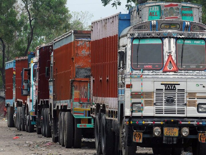 transport strike impact in prayagraj uttar pradesh ANN तीन दिनों की हड़ताल पर ट्रांसपोर्टर, प्रयागराज में दिख रहा है मिलाजुला असर