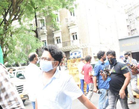 सुशांत के फ्लैटमेट रहे सिद्धार्थ पिठानी भी ईडी दफ्तर पहुंचे. ऐसा कहा जा रहा है कि आईटी पेशेवर पिठानी एक साल से राजपूत के साथ रह रहे थे. वह इस मामले में मुंबई पुलिस द्वारा दुर्घटनावश मौत रिपोर्ट (एडीआर) जांच में अपना बयान पुलिस में दर्ज करा चुके हैं.