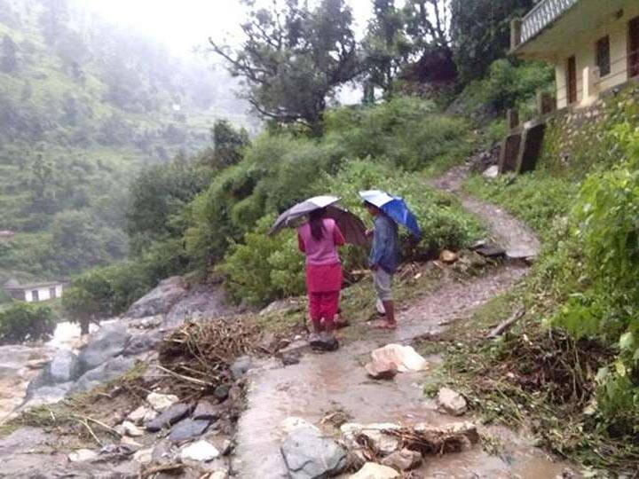 One died and wall of doon school collapse after heavy rain in Uttrakhand उत्तराखंड में बारिश व भूस्खलन के चलते एक व्यक्ति की मौत, एक लापता, दून स्कूल की दीवार गिरी