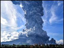 इंडोनेशिया में फटा ज्वालामुखी, आसमान में 5000 मीटर तक दिख रहा बस धुएं और राख का गुबार