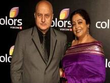 लाइमलाइट से दूर रहती हैं इन 'खलनायक' की पत्नियां, देखें कौन है वो