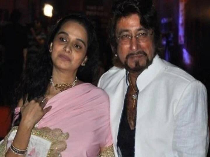 शिवांगी कपूर बॉलीवुड एक्टर शक्ति कपूर की पत्नी है. आपको बता दें, शिवांगी कपूर बॉलीवुड की खूबसूरत और दिग्गज अभिनेत्री पद्मिनी कोल्हापुरे की बहन हैं. शक्ति और शिवांगी के दोनों बच्चे भी अपनी-अपनी लाइफ में काफी कमाल कर रहे हैं. जहां श्रद्धा कपूर जानी-मानी एक्ट्रेस हैं तो वहीं उनके बड़े भाई सिद्धांत कपूर भी एक एक्टर हैं. शक्ति कपूर और शिवांगी ने साल 1982 में शादी की थी.