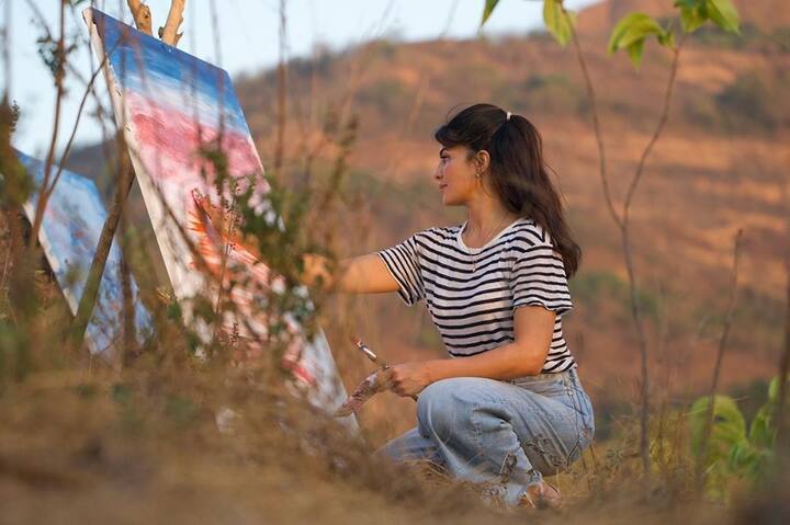 जैकलीन का कई सारी भाषाओं पर अच्छी पकड़ है. उन्होंने बर्लटिज स्कूल ऑफ लैंग्वेज में क्लासें भी ली जहां उन्होंने स्पेनिश, फ्रेंच और अरेबिक सीखी.