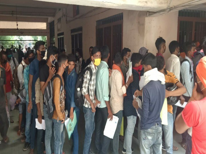 College opening in Arrah amid lockdown social distancing is not being followed ann आरा में लॉकडाउन के बीच खुल रहे हैं कॉलेज, सोशल डिस्टेंसिंग की उड़ रही धज्जियां