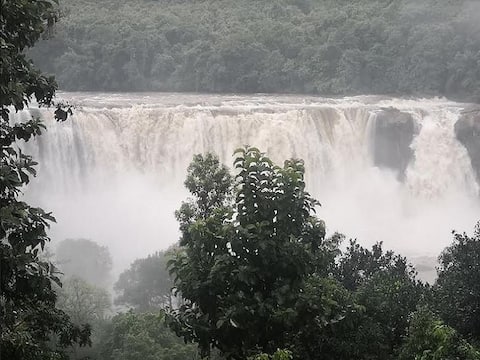 भारी बारिश और बाढ़ के हालातों के बीच कहाँ बहते हैं 'दूध के झरने'? भारी बारिश और बाढ़ के हालातों के बीच कहाँ बहते हैं 'दूध के झरने'?