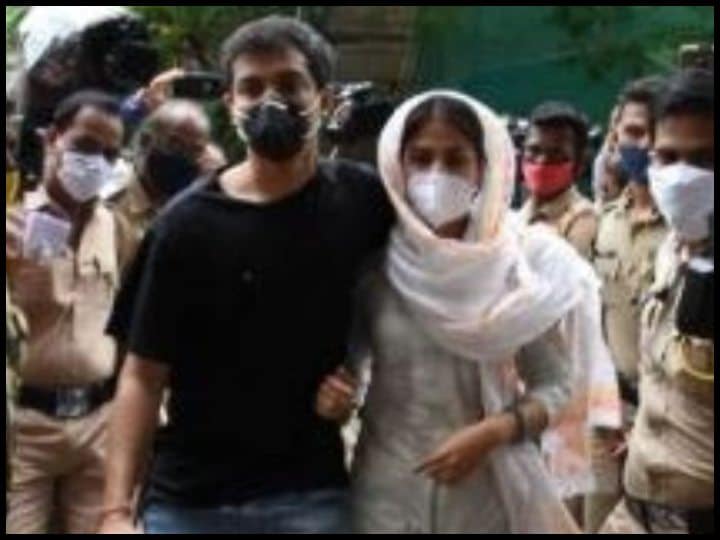 सुशांत सिंह मामले में रिया चक्रर्वती पर ED का बड़ा एक्शन, भाई और पिता सहित तीनों के फोन जब्त ED Seized rhea chakraborty, her brother shovik and father inderjeets phone सुशांत सिंह मामले में रिया चक्रर्वती पर ED का बड़ा एक्शन, भाई और पिता सहित तीनों के फोन जब्त