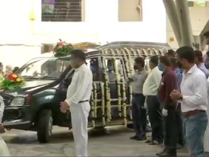 Air India Express plane crash, State funeral of Captain Deepak Sathe ANN Kerala Plane Crash: कैप्टन दीपक साठे का पार्थिव शरीर पंचतत्व में विलीन, राजकीय सम्मान के साथ दी गई अंतिम विदाई