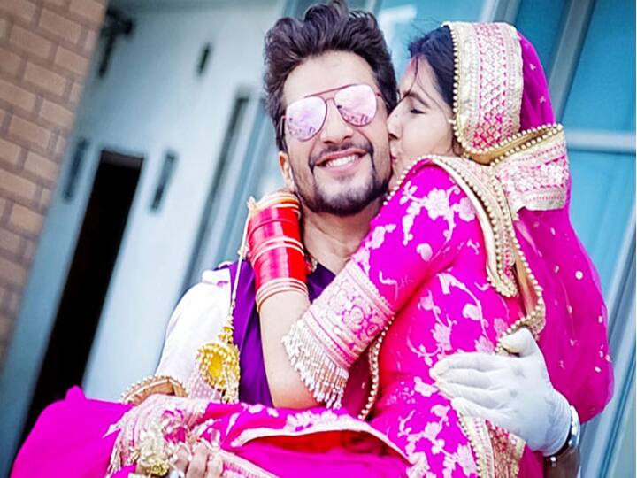 सीरियल 'ससुराल सिमर का' के एक्टर मनीष रायसिंह ने 30 जून को अपनी लेडी लव संगीता चौहान के साथ शादी के बंधन में बंध गए थे. उन्होंने अपने परिवार के सदस्यों की मौजूदगी में मुंबई के एक गुरुद्वारे में शादी कर ली. जिसकी फोटो और वीडियो भी सोशल मीडिया पर खूब वायरल हो रही है.