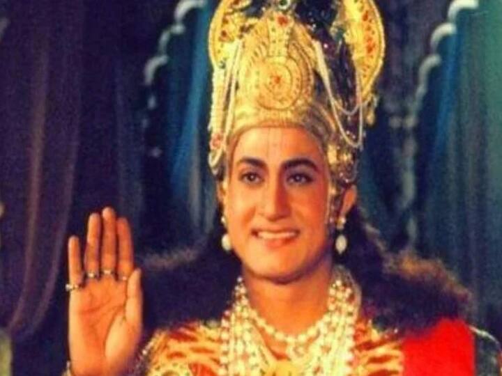 'श्री कृष्णा' में सर्वदमन डी बनर्जी ने रामानंद सागर के धारवाहिक 'श्री कृष्ण' में कृष्ण का किरदार निभाया था. उनकी मोहक मुस्कान को भला कौन भूल पाया है. सर्वदमन ने अब इंडस्ट्री को अलविदा कह दिया और वो ऋषिकेश में योग सिखाने का काम करते हैं.