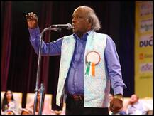 राहत इंदौरी के चले जाने से शायरों में शोक की लहर, कुमार विश्वास बोले- ज़िंदादिल हमसफ़र हाथ छुड़ा कर चला गया