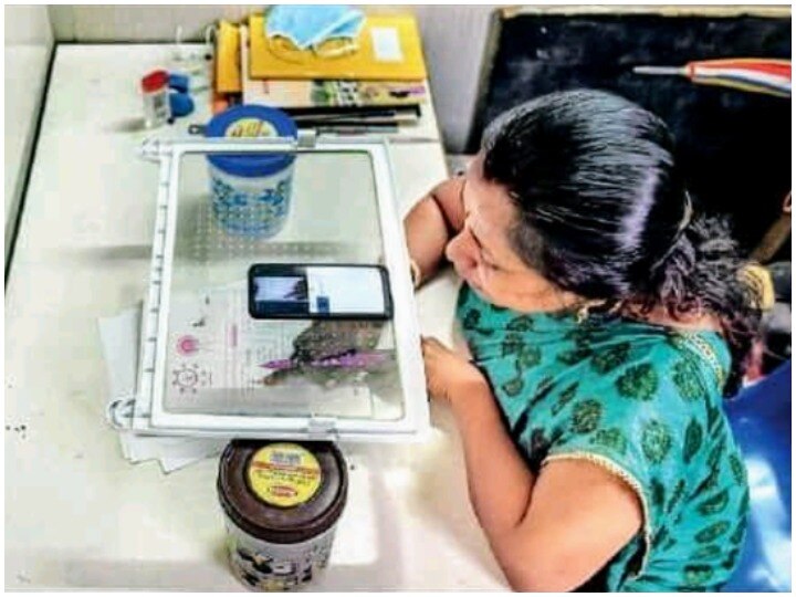 ऑनलाइन क्लास लेने के दौरान चर्चा में आई ये महिला टीचर, बच्चों को पढ़ाने का 'जुगाड़' हो रहा वायरल Jugaad of teacher for online class using refrigerator tray goes viral ऑनलाइन क्लास लेने के दौरान चर्चा में आई ये महिला टीचर, बच्चों को पढ़ाने का 'जुगाड़' हो रहा वायरल