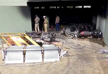 Bengaluru violence: 3 लोगों की मौत, 60 पुलिस कर्मी समेत कई घायल, 145 लोग गिरफ्तार | पढ़ें बड़ी बातें