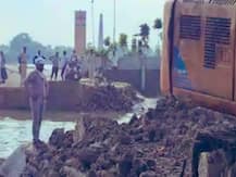 बिहार: सीएम नीतीश के उद्घाटन के बाद बंगरा घाट पुल का अप्रोच रोड टूटा, तेजस्वी ने लगाया भ्रष्टाचार का आरोप