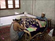 जन्माष्टमी: बाल गोपाल के कपड़ों से लेकर बांके बिहारी के दरबार में सजने वाली पोशाक तक बनाते हैं मुस्लिम