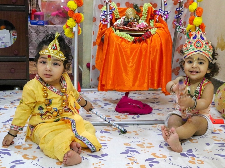 Janmashtami 2021 Easy Tips To Give Your Child Kanha Krishna Look On Auspicious Occasion Janmashtami 2021 কীভাবে আপনার বাড়ির ছোট্টটিকে সাজাবেন কৃষ্ণ সাজে ?