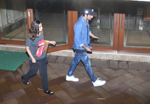 Ranbir-Alia, who came to meet Sanjay Dutt late night after the news of cancer, revealed these photos