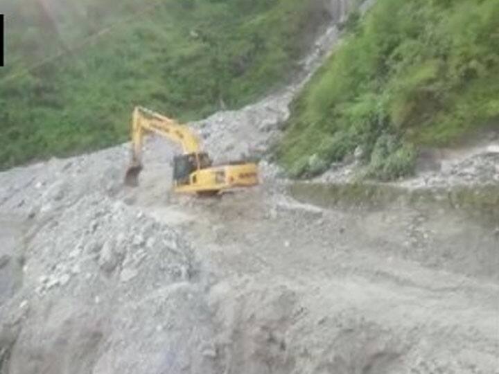 Heavy rainfall lashes in Uttarakhand Badrinath Kedarnath highway blocked उत्तराखंड: भारी बारिश के कारण चट्टान गिरने से बद्रीनाथ-केदारनाथ हाईवे बाधित, मसूरी-देहरादून रूट भी बंद