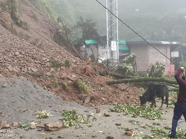 उत्तराखंड: भारी बारिश के कारण चट्टान गिरने से बद्रीनाथ-केदारनाथ हाईवे बाधित, मसूरी-देहरादून रूट भी बंद