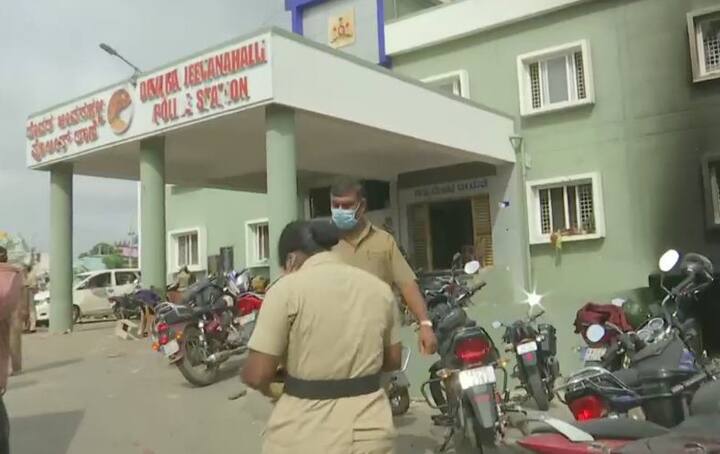 शहर के पुलिस आयुक्त कमल पंत ने कहा कि 110 उपद्रवी गिरफ्तार किए गए हैं. उन्होंने साथ ही ट्वीट कर यह जानकारी भी दी कि आपत्तिजनक फेसबुक पोस्ट करने के आरोपी स्थानीय विधायक के भतीजे को गिरफ्तार कर लिया गया है.