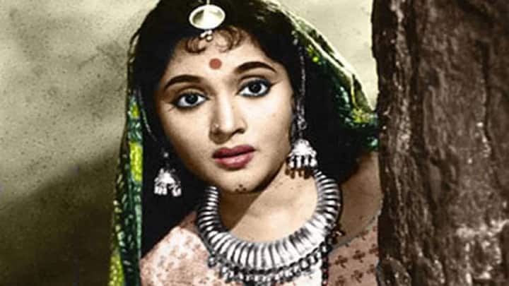 वर्ष 1955 में वैजयंती माला की पांच फ़िल्में रिलीज़ हुईं लेकिन उनकी सभी फ़िल्में फ्लॉप साबित हुईं. सभी को लगने लगा था कि उनका करियर अब समाप्त हो जाएगा, लेकिन फिर वैजयंतीमाला ने अपना करियर बनाया और दिलीप कुमार की 'देवदास' फिल्म के साथ वापसी की.