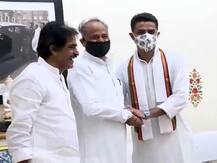 गिले-शिकवे भूलकर CM गहलोत के आवास पर पहुंचे पायलट, गर्मजोशी से मिलाया हाथ, पास में बैठे