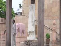 बहुजन समाज प्रेरणा केंद्र पर लगीं मायावती की प्रतिमाएं, मामला सुर्खियों में आया